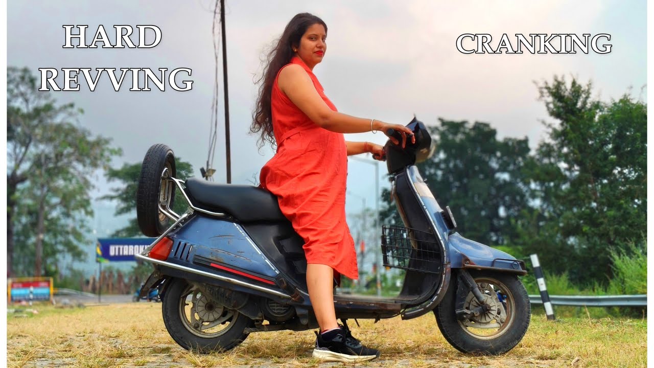 GIRL HARD REVVING KINETIC HONDA || CRANKING KINETIC HONDA #girlrider #kinetichonda #2strokelife