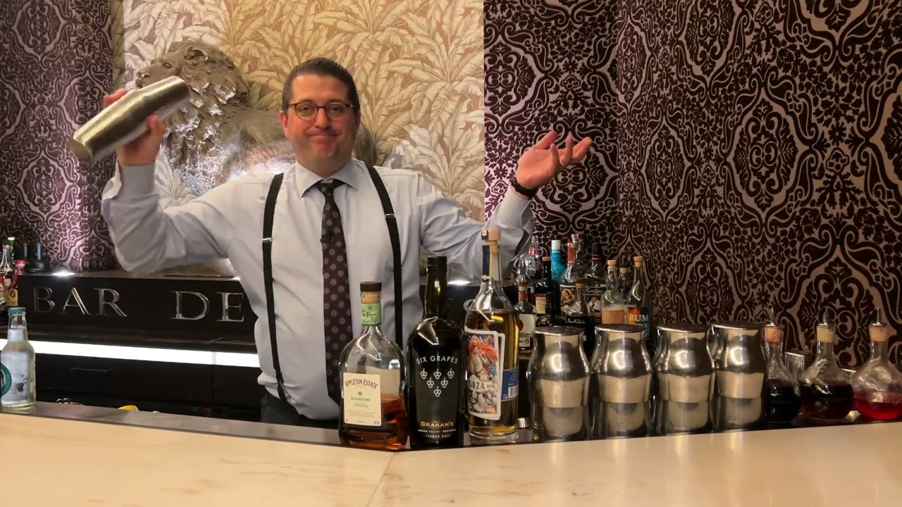 Wie mixt man sich einen Chicago Fizz? Man nehme Rum, Portwein, Eier und einen Dry Shake