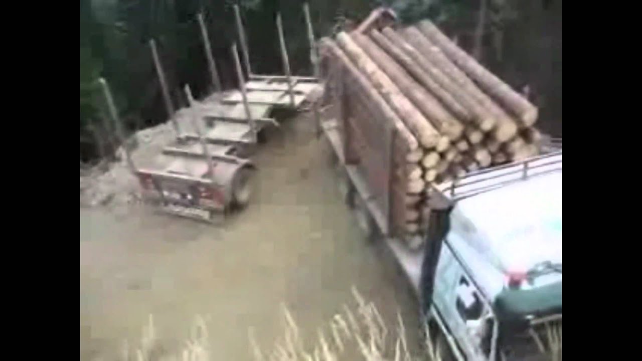 Krasses Wendeman&ouml;ver eines Holztransporters mit Anh&auml;nger