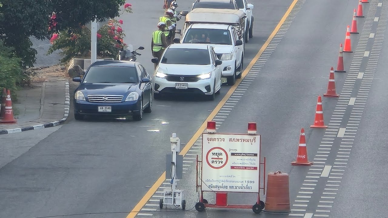 จุดตรวจสภ.พรมหบุรี พอมีแสงสว่างขึ้น กรวยก็เต็มถนนทุกช่องจราจร ถ.สายเอเชีย 