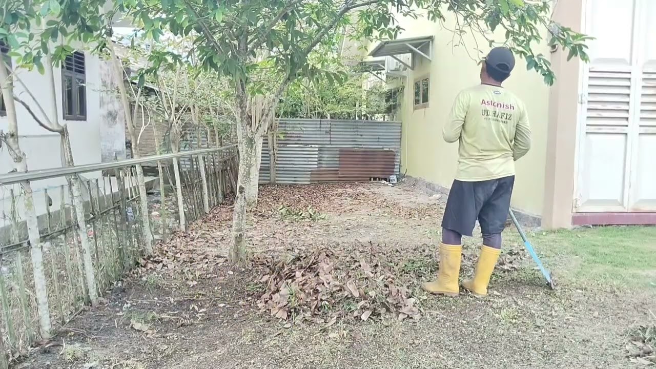POTONG RUMPUT HALAMAN DEPAN RUMAH
