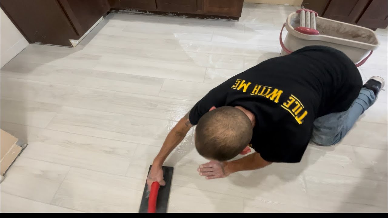 Grouting using the Barwalt grout wash bucket #grouting #tiles #vlog #subscribe #grout #tilemaster