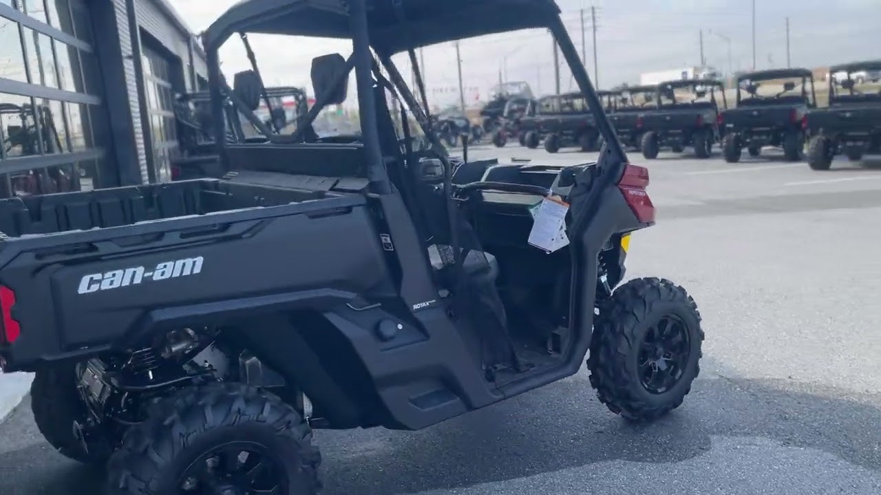 2025 Can-Am Defender DPS HD10 in Fiery Red