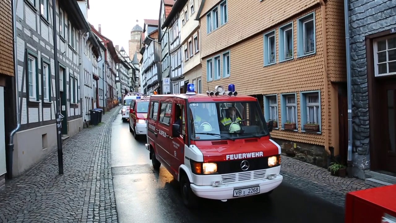 Blaulichtumzug durch die Altstadt von Alsfeld