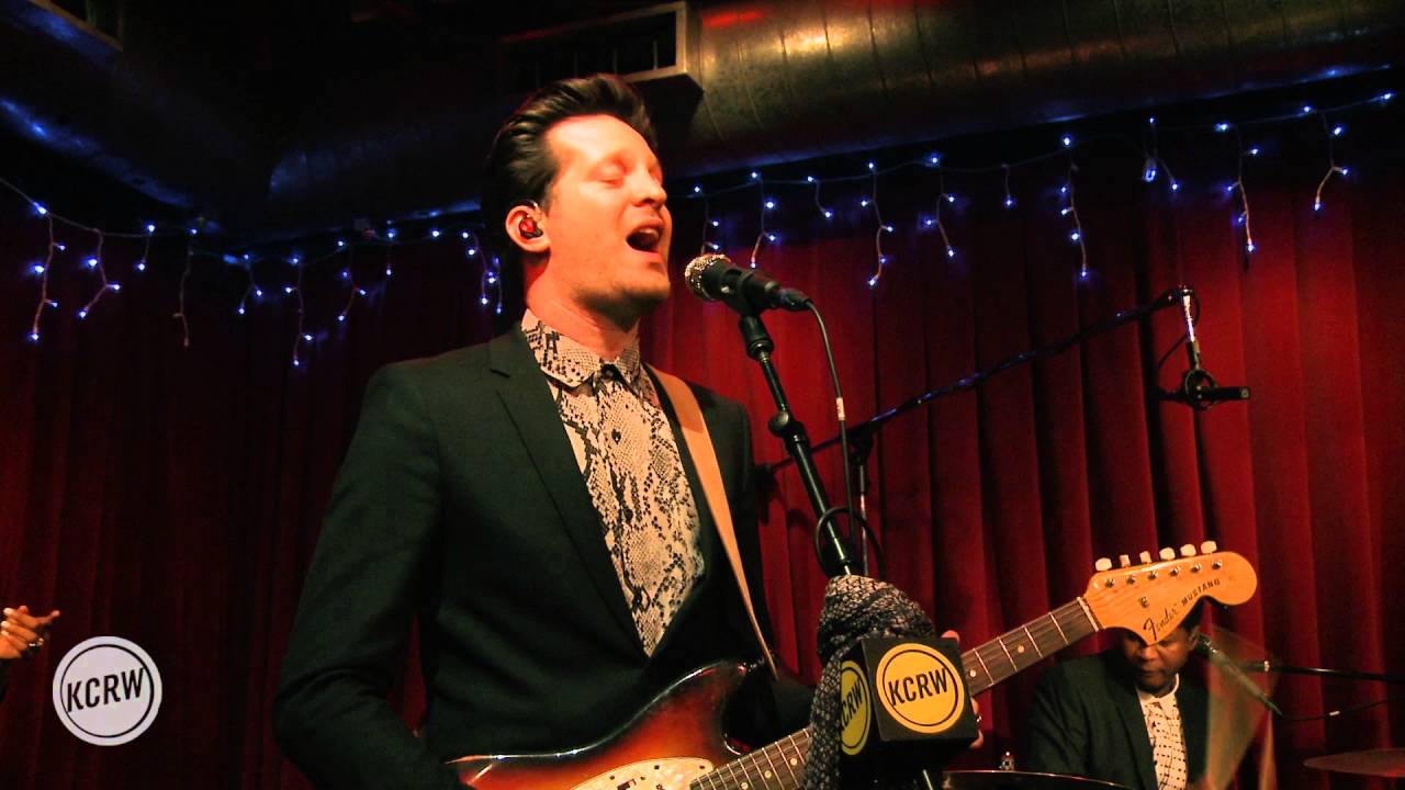 Mayer Hawthorne performing 
