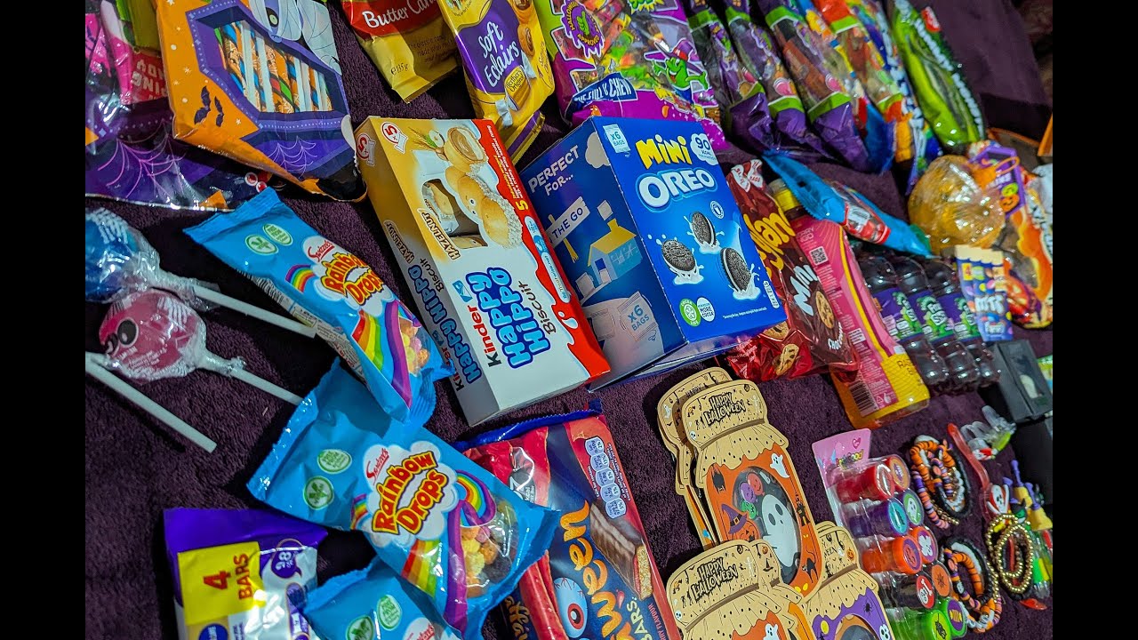 ASMR Packing Halloween sweets'n'treats into crinkly goodie bags 🎃🍬