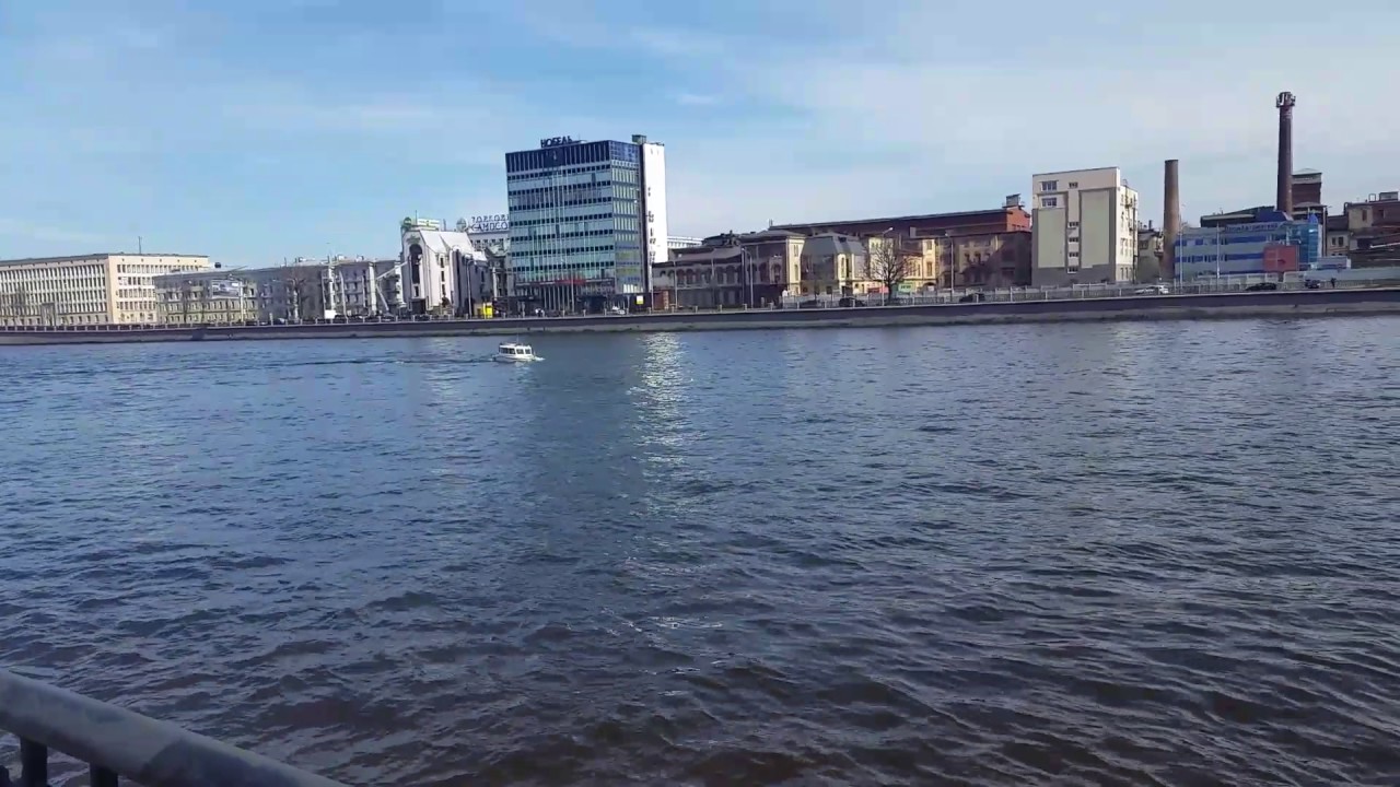 1 мая. По неве идет Танго