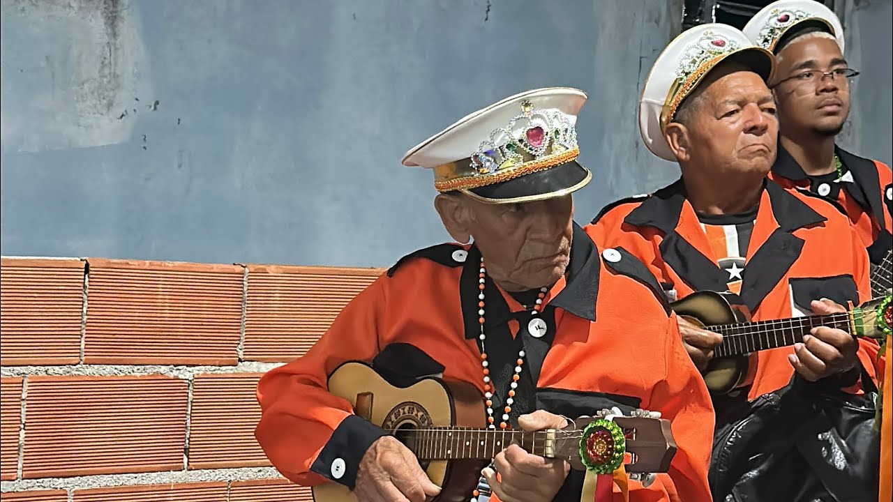 Folia de reis Sr Antônio Venâncio (Estrela do oriente) visitando a casa do mestre Tiagão 