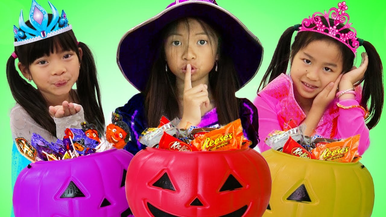 Emma Jannie y Wendy Fingen Jugar Halloween Trick or Treat Costume Dress up Haul de Dulces