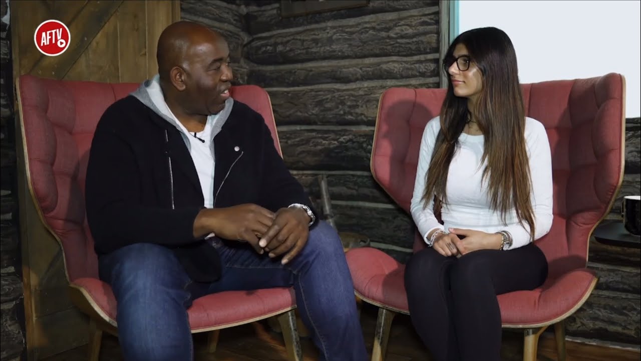 Robbie tries to convert Mia Khalifa into a Gooner