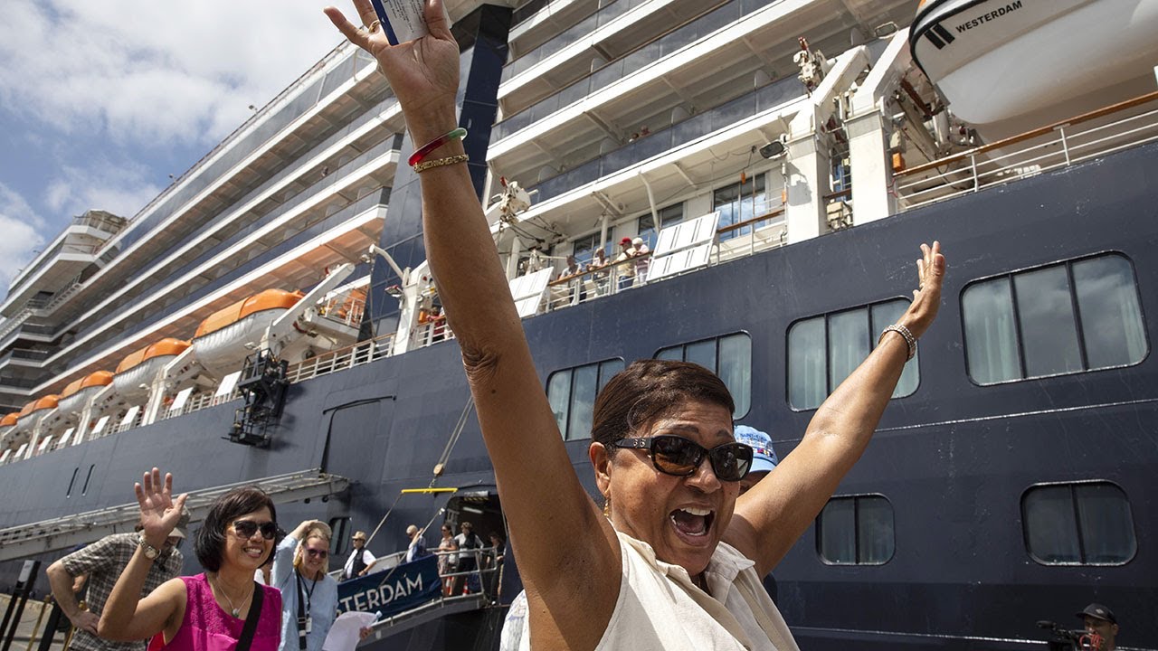 Coronavirus: Cambodian Prime Minister greets Westerdam passengers with flowers and hugs
