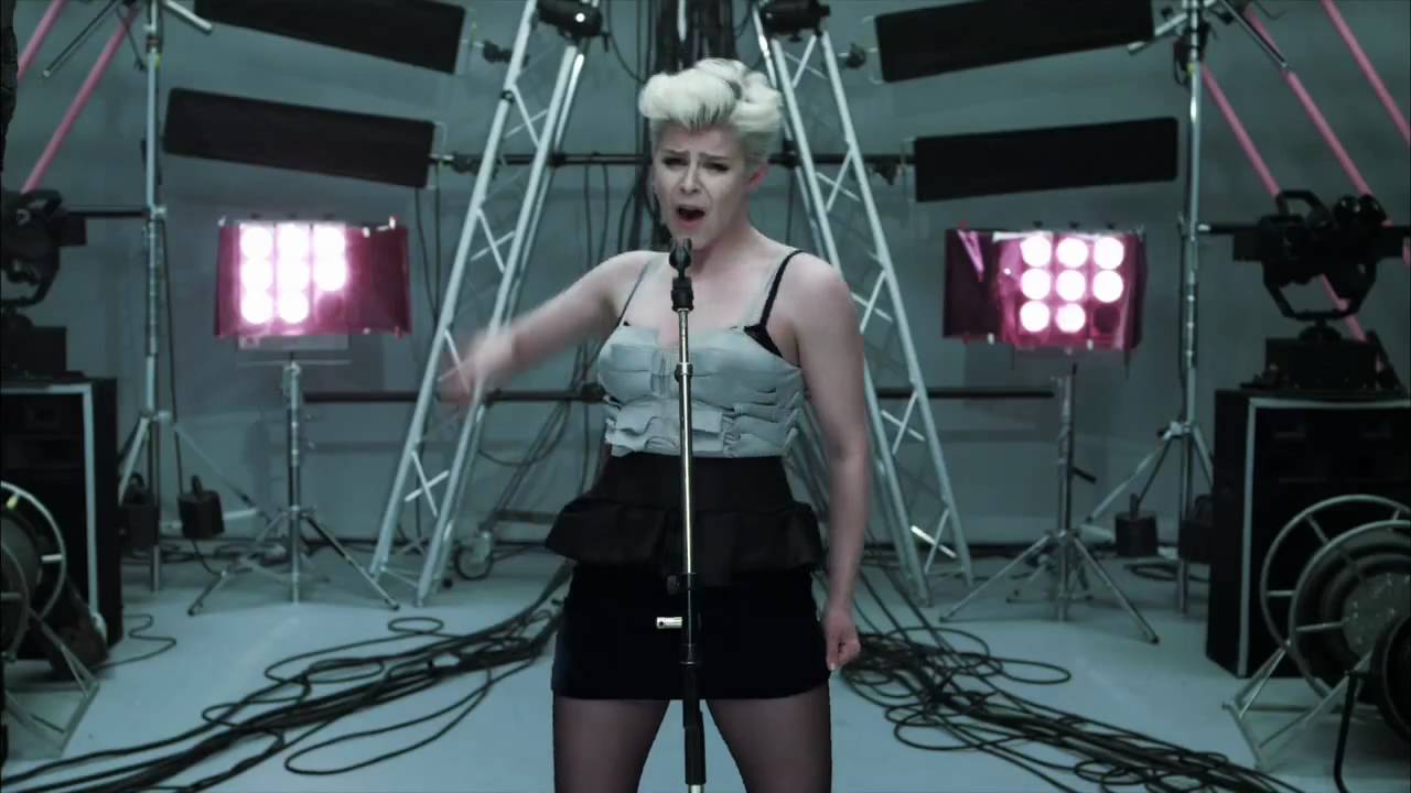Robyn - Dancing On My Own