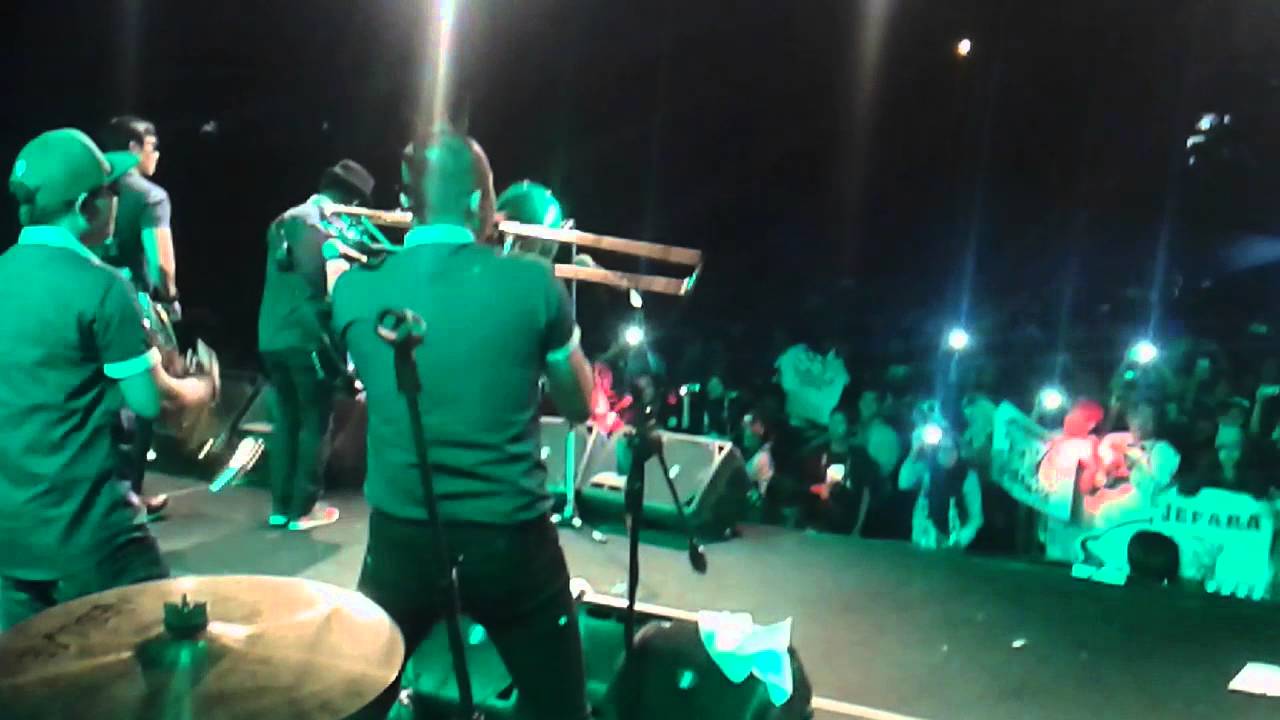 Intro konser tipe-X di lap.UII Jogja (26Des'15)