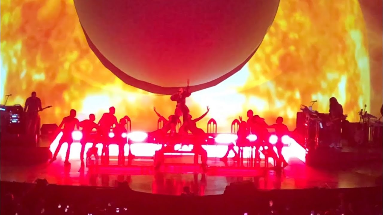 Ariana Grande - Raindrops/God is a Woman (live) 22nd September, 3arena Dublin
