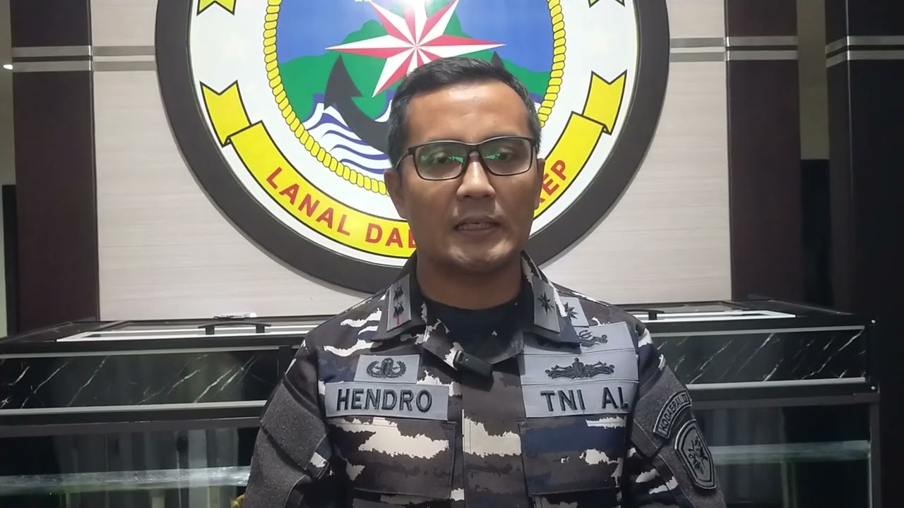KAPAL BERMUATAN DAGING BUSUK TERDAMPAR