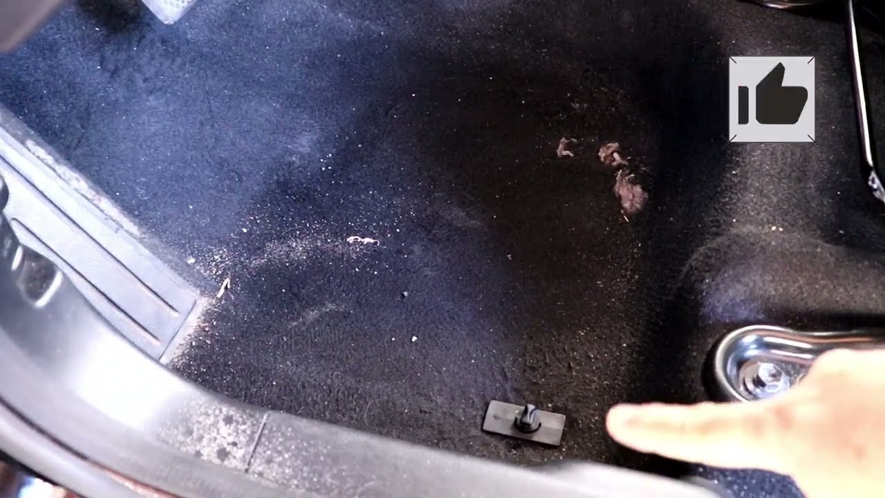 Tapete automotivo com trava de fixação