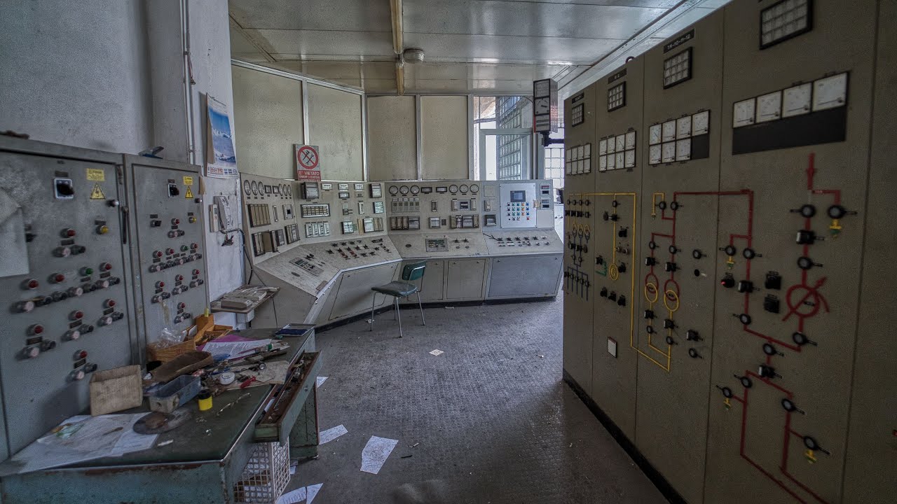 IL CENTRO DI COMANDO INTATTO DI UNA FABBRICA ABBANDONATA NASCOSTA TRA LE MONTAGNE! Dentro c’è tutto!