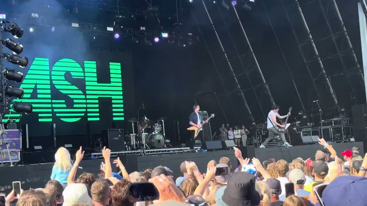 Ash @ Victorious Festival 22.08.25 - Burn Baby Burn