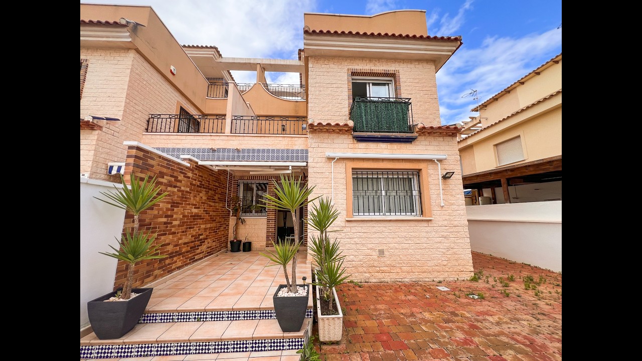 Chalet adosado con terrazas y gran espacio exterior en Torre de la Horadada, Alicante, Costa Blanca