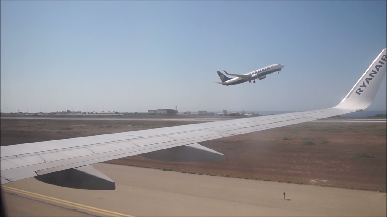 Landing at Paphos Airport onboard Ryanair Boeing 737-800 runway 29