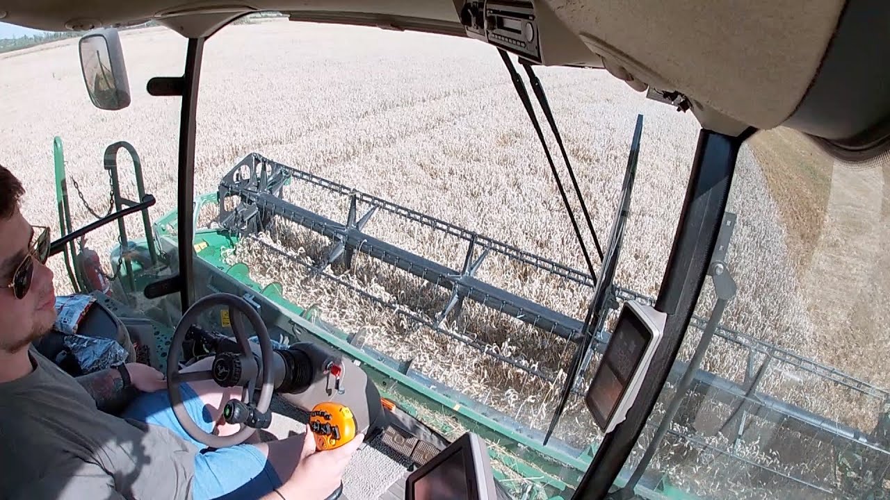 John Deere S670I - POV harvesting wheat