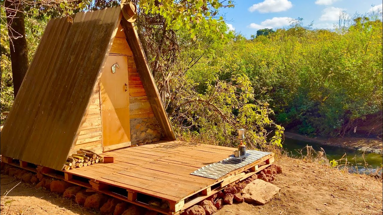 Construindo um abrigo na Floresta. Construí uma cabana de Paletes para passar a noite