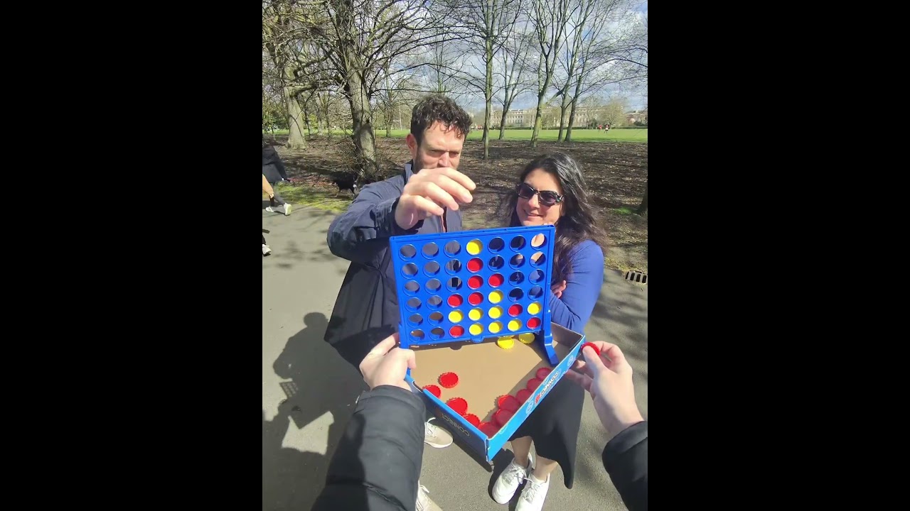 Mit zuf&auml;lligen Leuten Vier gewinnt spielen #viergewinnt #spiel #&ouml;ffentlich