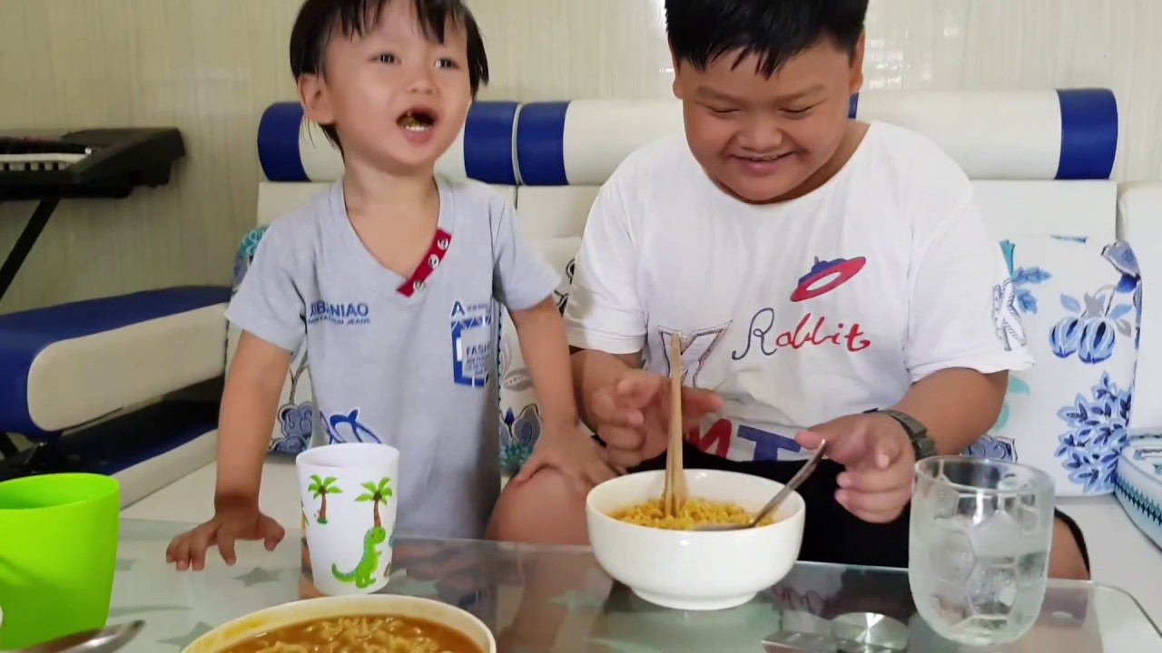 Trò Chơi Thử Thách Tin Và Anh Hai Ăn Mì Cay Cấp Độ | Kids Toy Media