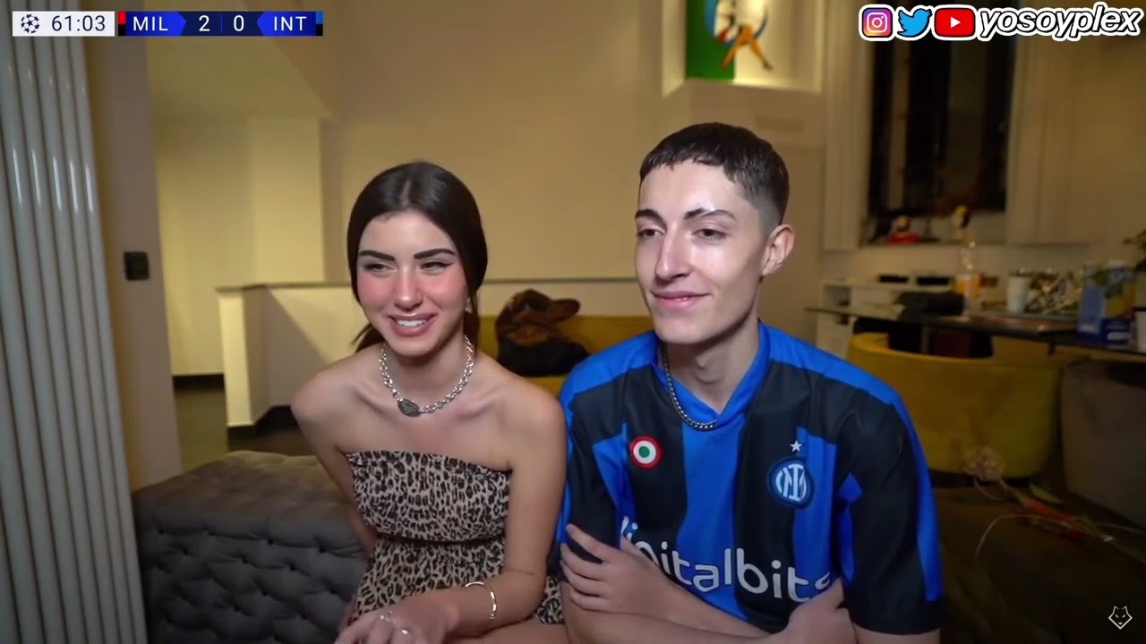 YoSoyPlex se besa con la italiana en directo!