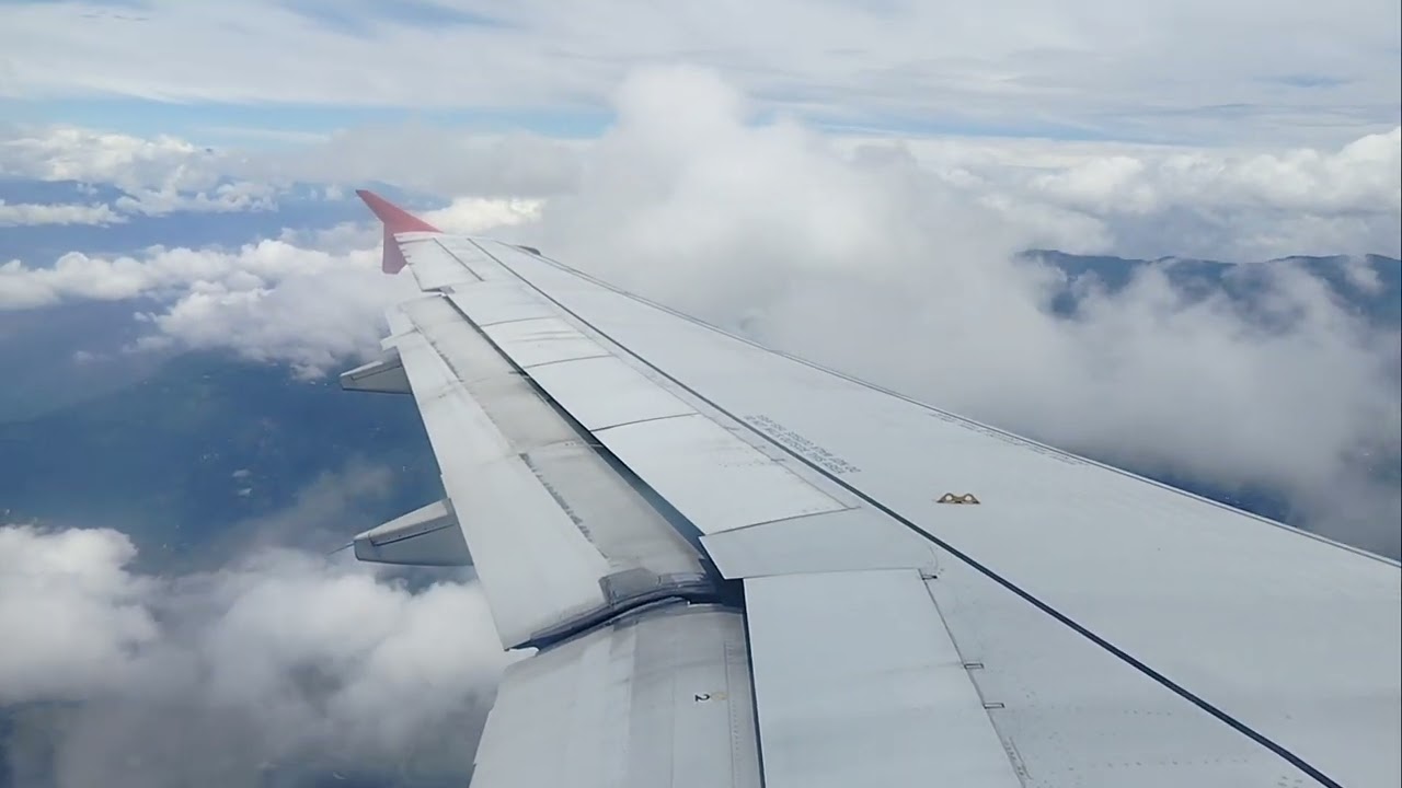 Latam Airlines CC-BAF Airbus A320 Aterrizando en el  Aeropuerto Intl JMC Rionegro and  BOG