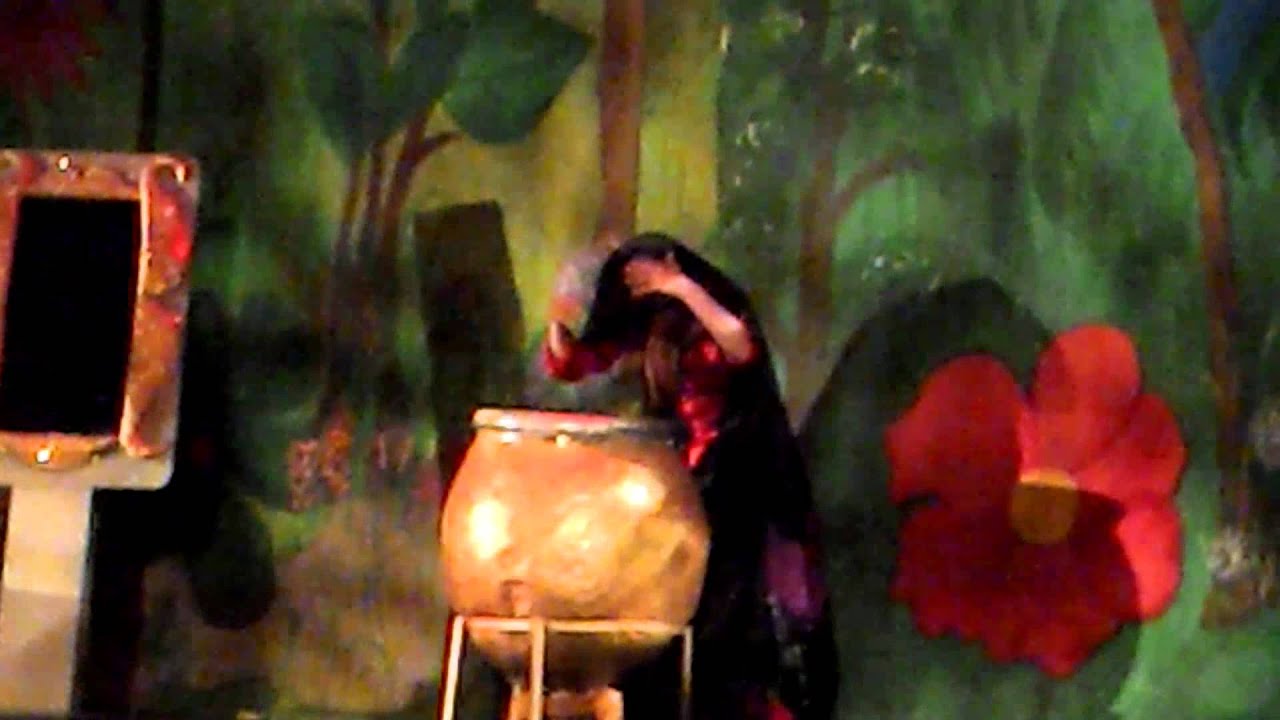 BRANCA DE NEVE MUSICAL TEATRO VANNUCCI 2014 Madrasta se transforma em Bruxa