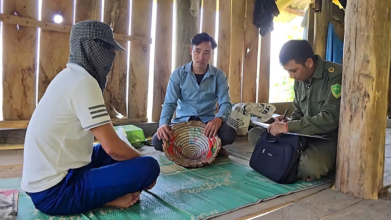 Bao went to see Sinh's father and demanded additional compensation.