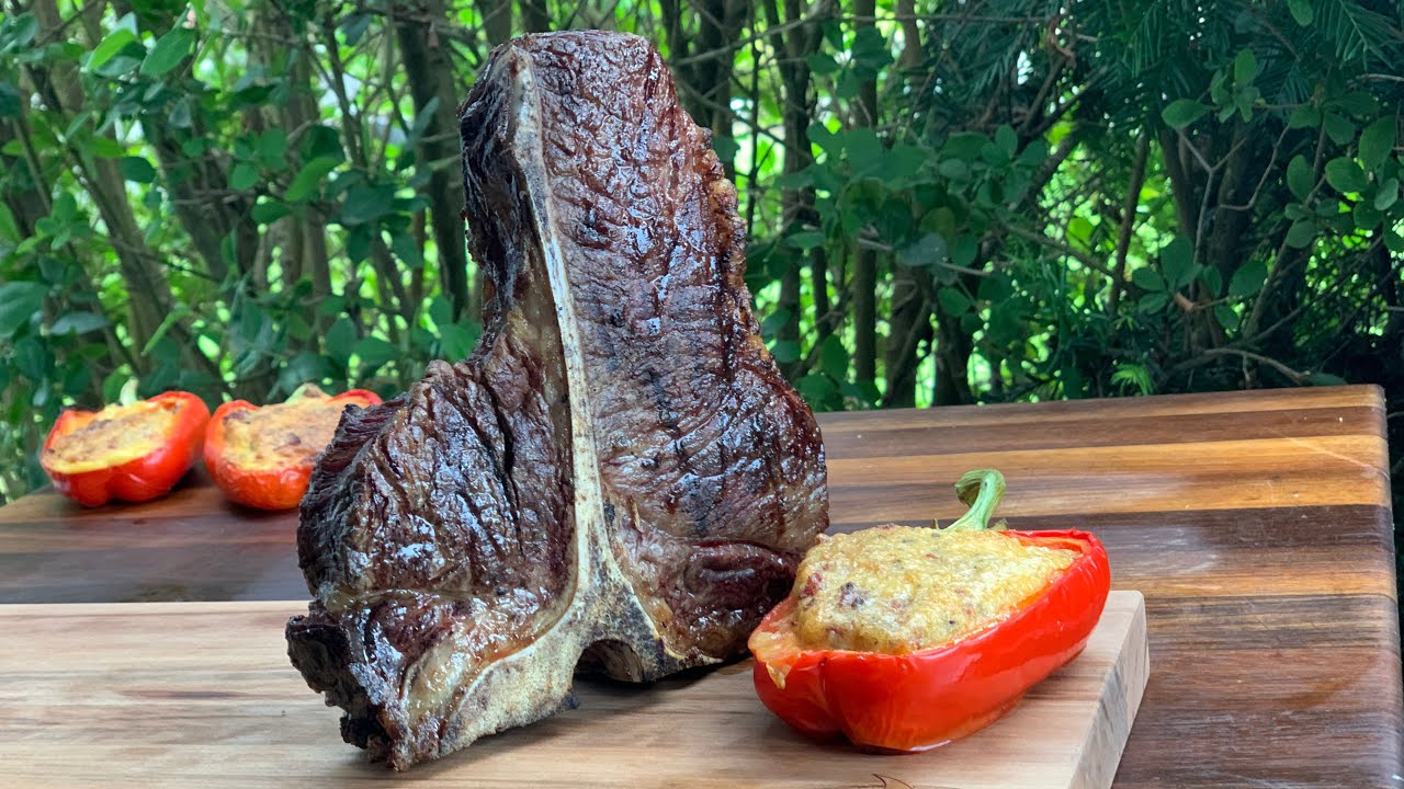 T-Bone Steak vom Grill mit Bacon, Käse und Ei gefüllter Paprika