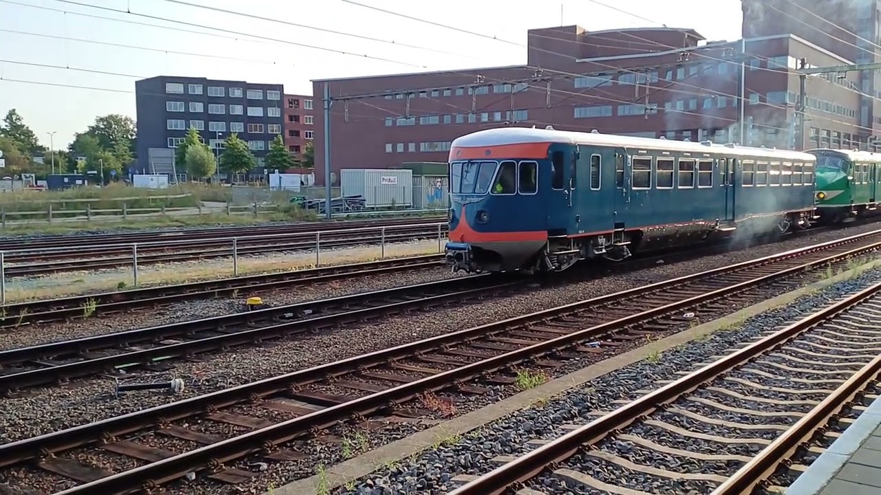 NSM 41 Blauwe Engel start met veel geronk rijdt weg met toeter van Amersfoort Centraal. #trein