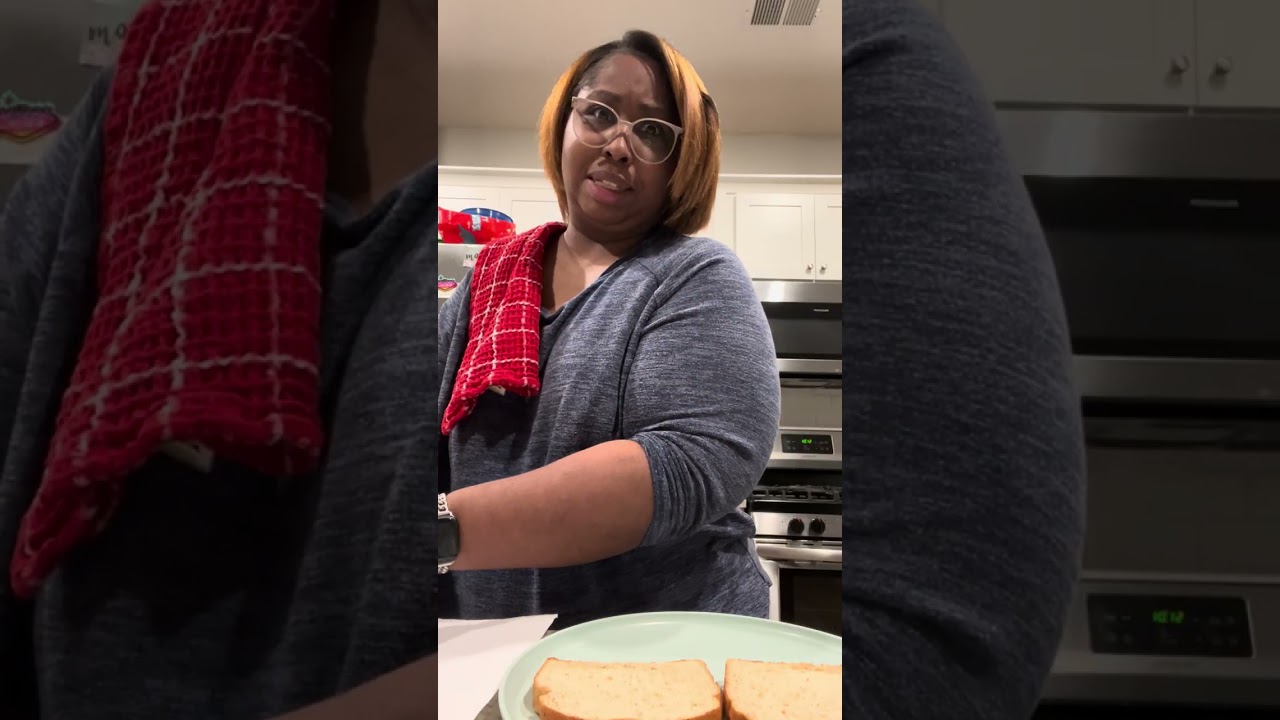 How to make a peanut butter and jelly sandwich!! Yummmmmm!!