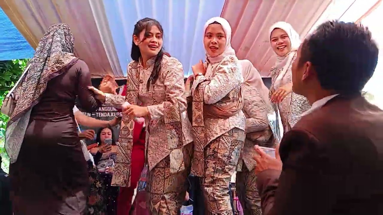 Ada yang bening joget dangdut hajatan pernikahan