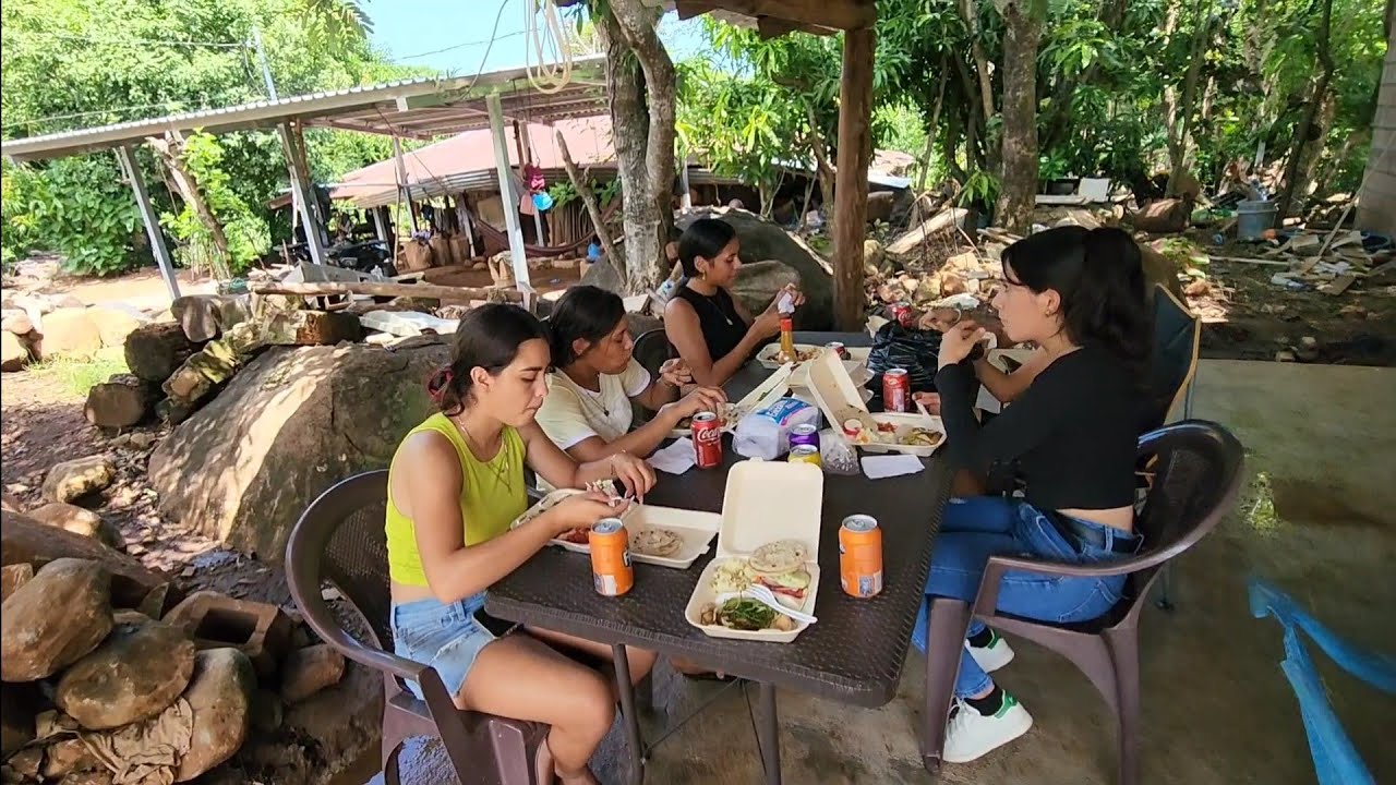 Disfrutando de una rica pechuga a la plancha cuánto el equipo de las mujeres
