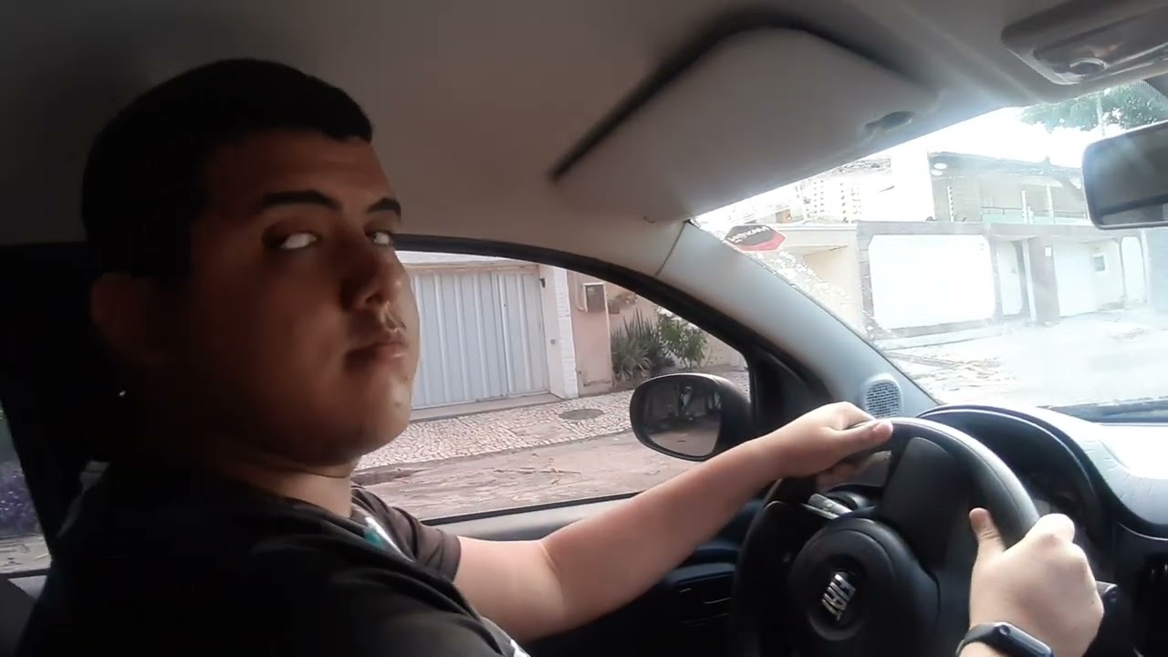GARAGEM DE RÉ A DIREITA VISTO POR DENTRO DO VEÍCULO.