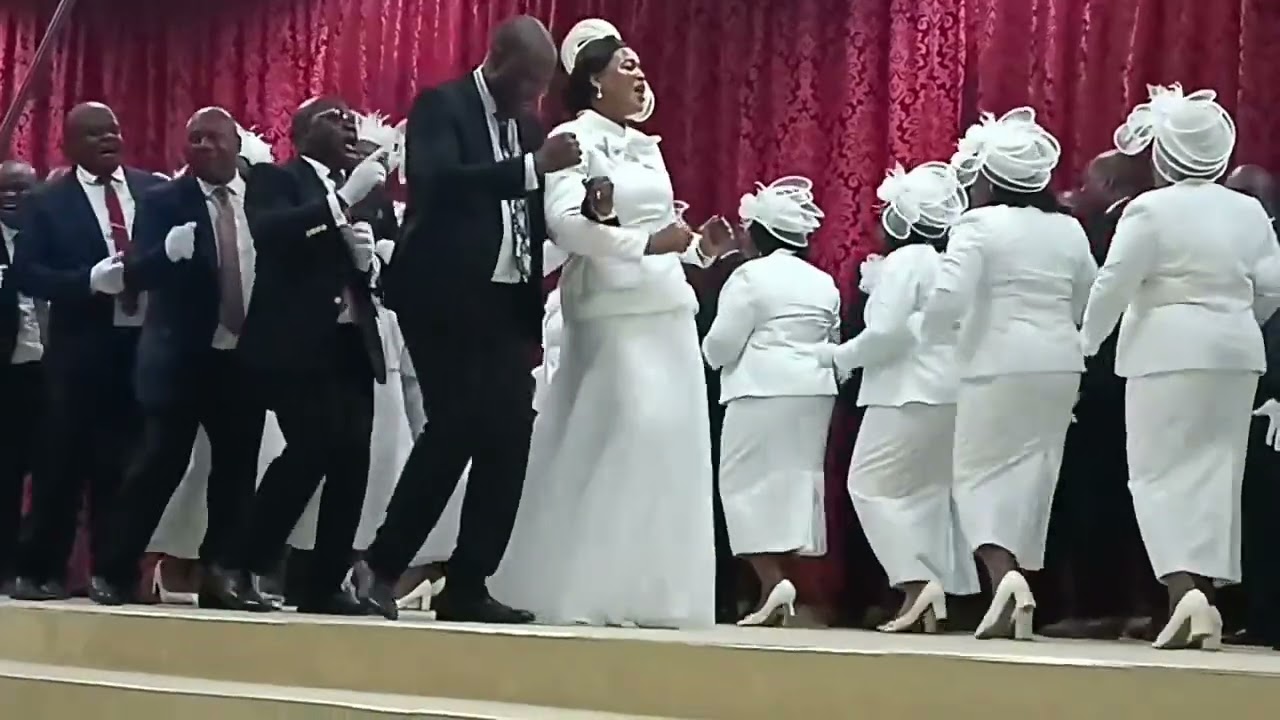 CORO  DOS SUPERINTENDENTES DE MAPUTO PROVÍNCIA RECREAÇÃO ALUSIVO A INAUGURAÇÃO DA CAPELA MAXIXE