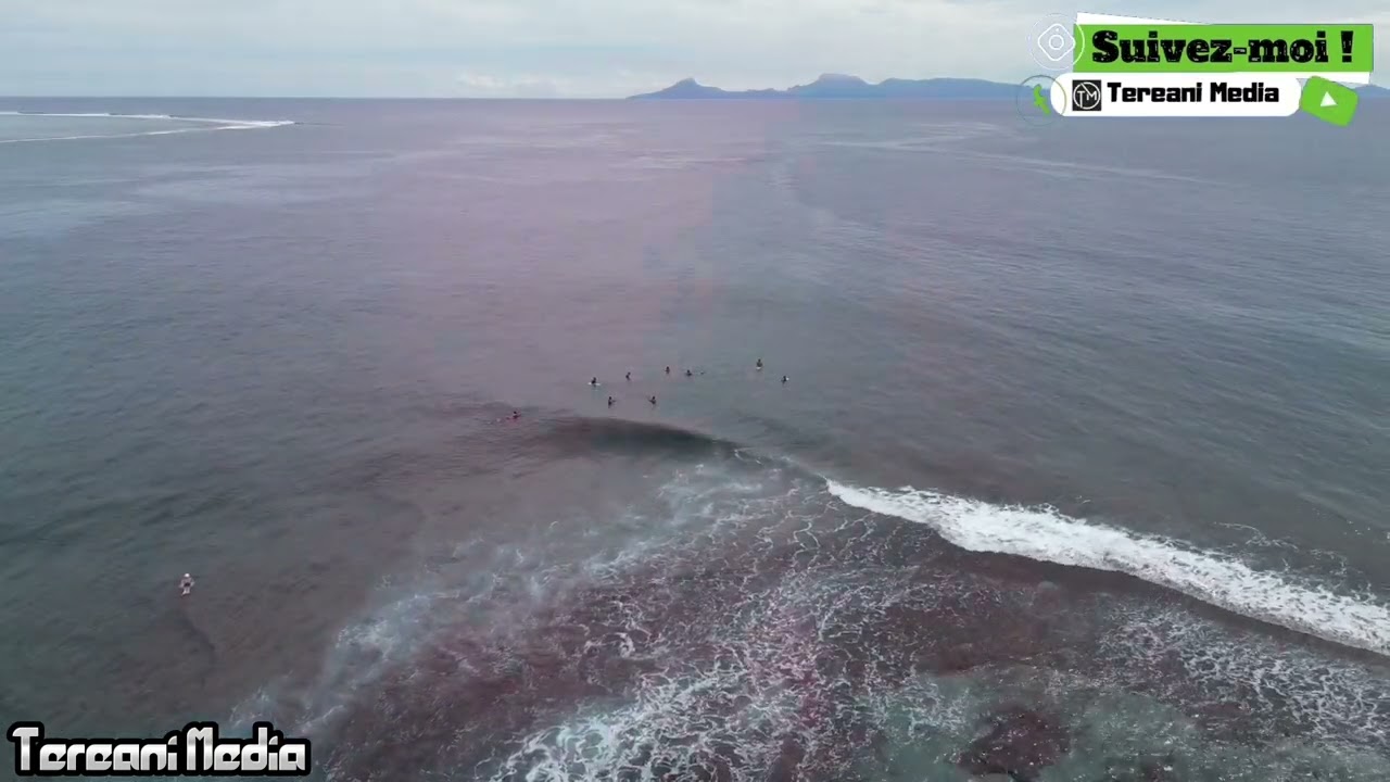 Huahine vue du ciel surfeurs 🏄‍♂️ locaux au rendez-vous 🤗🤙 profitez bien ! 😎👍 Tereani Média