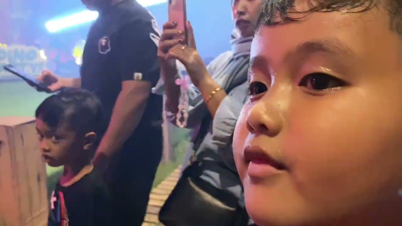 Dinosaurus Show di Alun-alun Ponorogo (kiano_kayna)