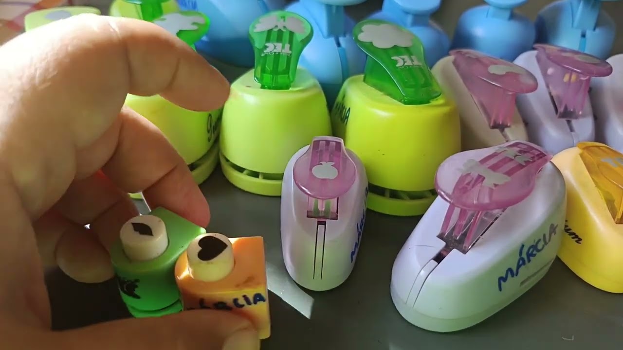 Os dizeres dos meus carimbos e os meus perfuradores...