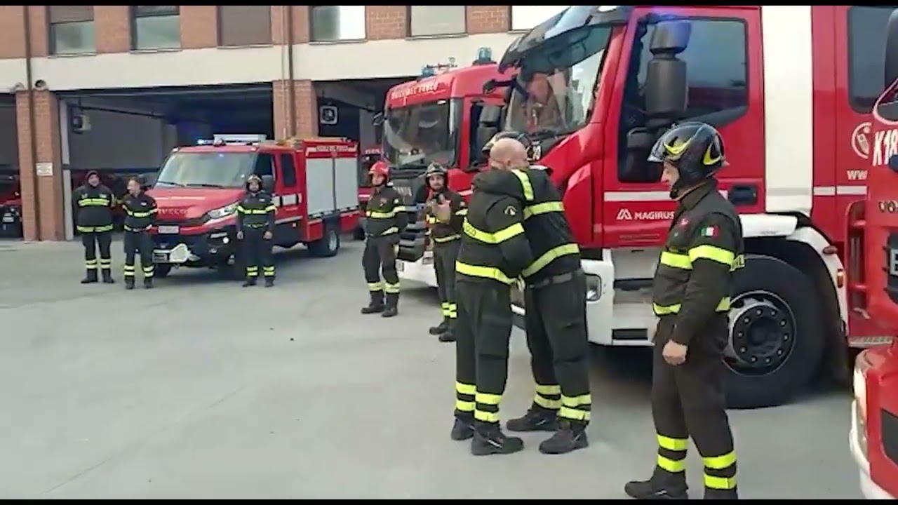 In pensione dopo 40 anni nei Vigili del Fuoco. Il saluto dei colleghi a Rimini