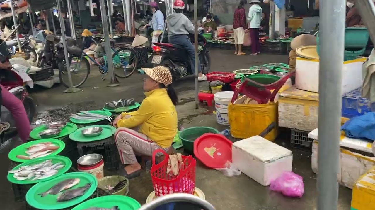 4 nàng đi vòng quanh chợ Bình Định