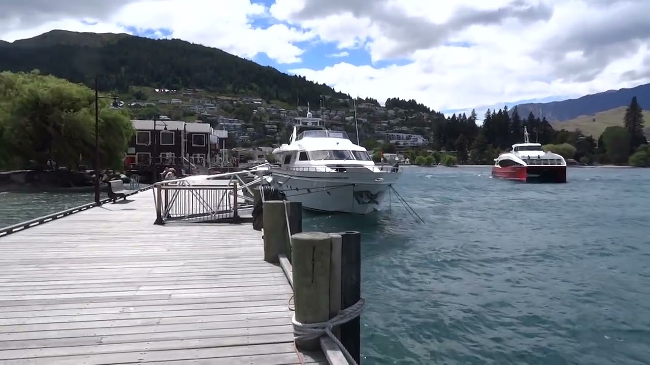 LAKE  WAKATIPU  at  Queenstown / NZ