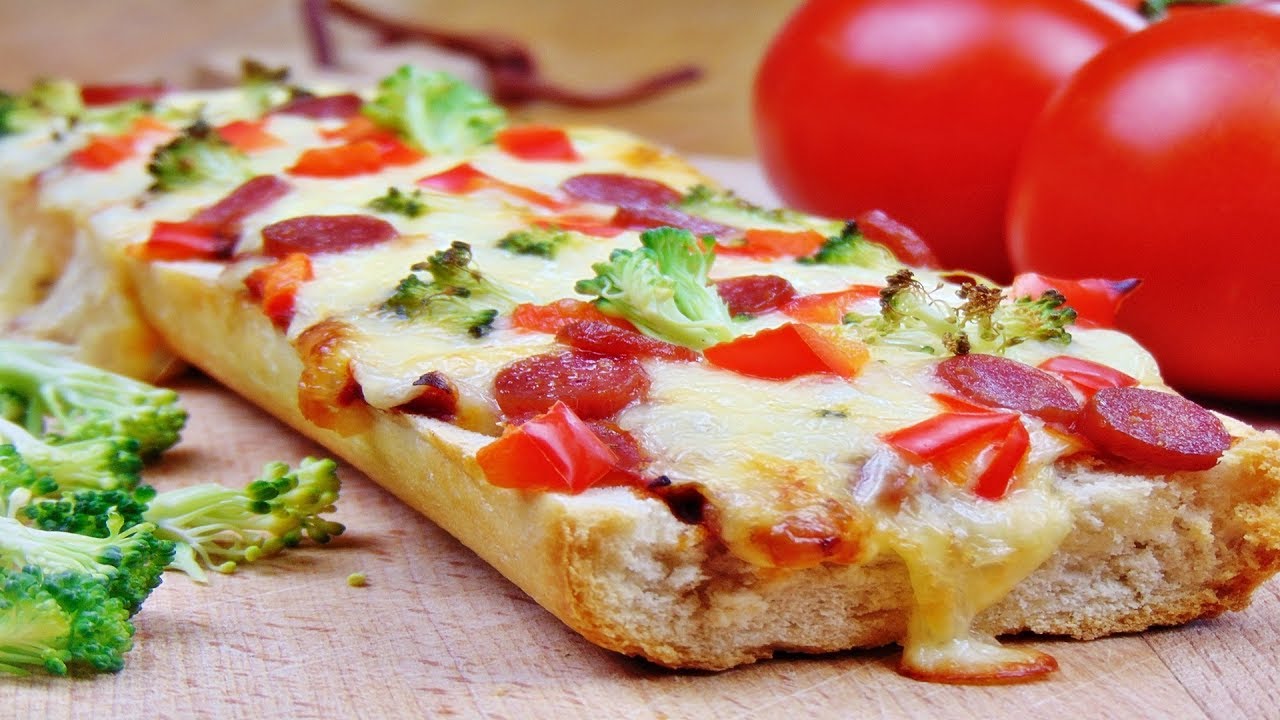 Rezept: Überbackenes Baguette / Pizza Baguette / Schnelle Pizza Baguettes mit Salami