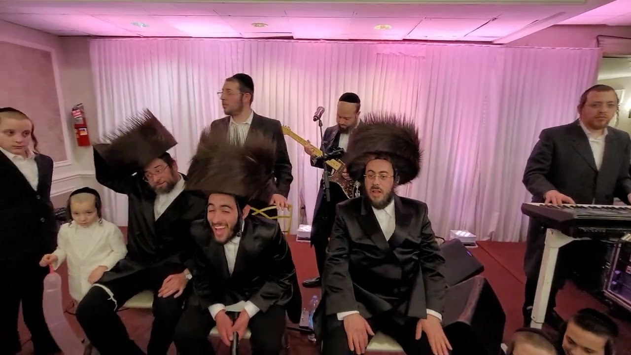 Sruly singer on the keys & Kalmy schwartz @ Moshe Grossbard Hit 