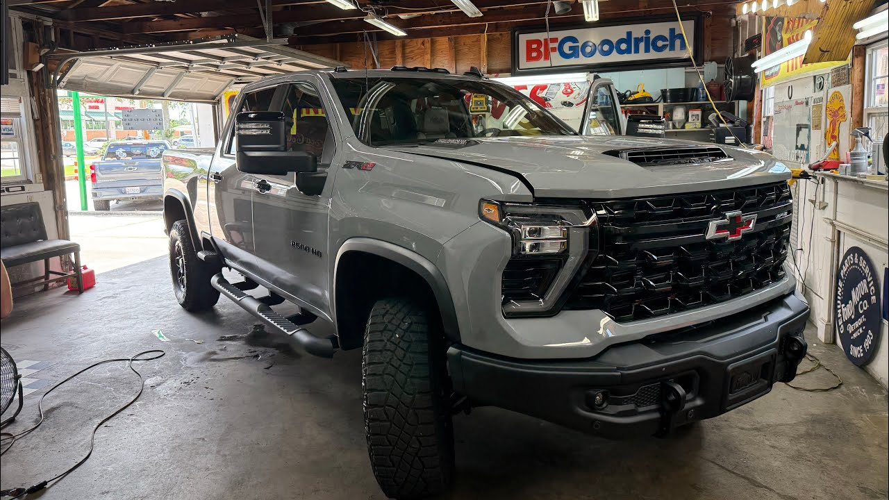 Обзор и тест-драйв Chevrolet Silverado 2500 HD ZR2 Bison 2025 года.