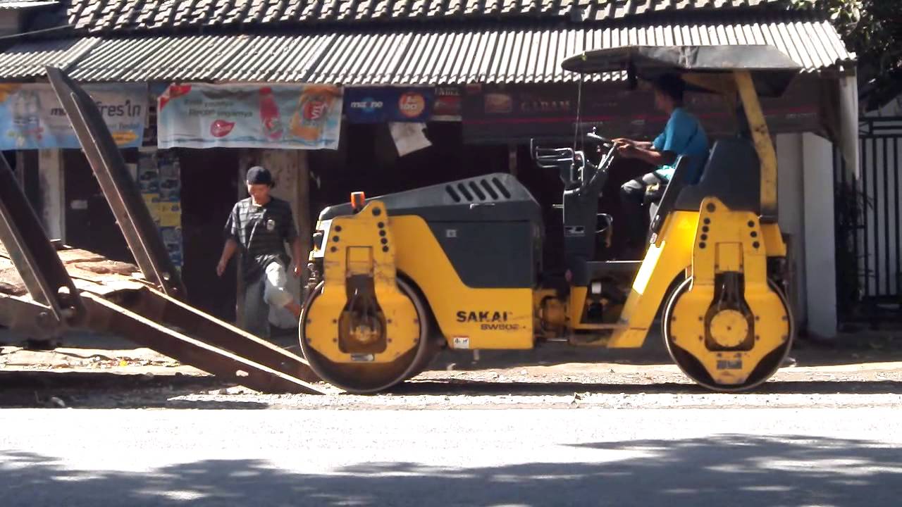 Unloading Mini Tandem Roller SAKAI From Truck.