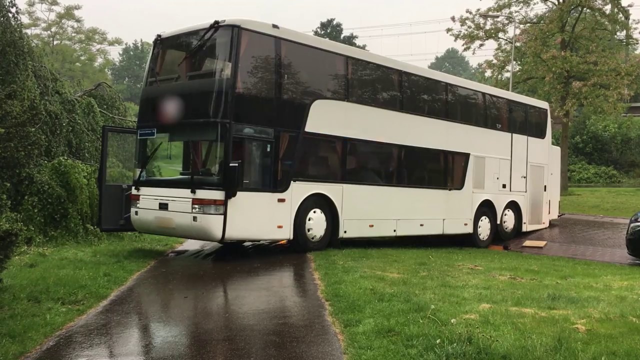 Dubbeldekkerbus rijdt zich vast bij keren voor spoorviaduct